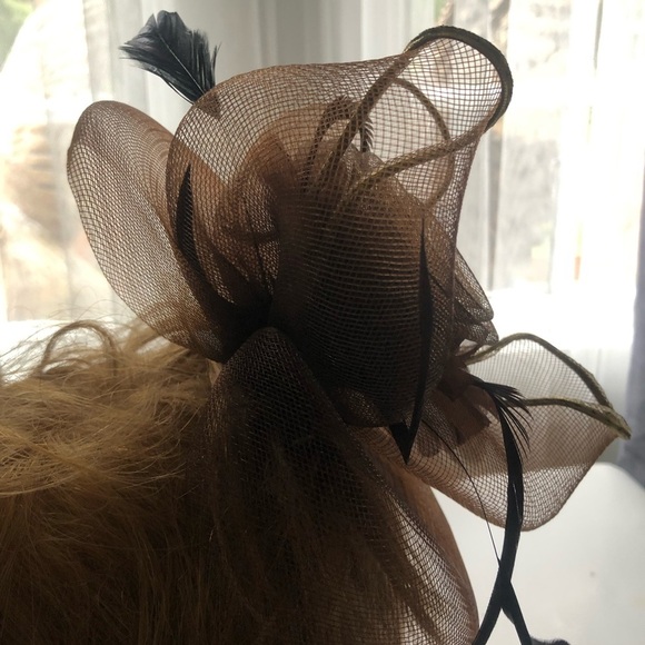 Elegant fascination in brown colours. Classic fascinator with feathers- used - Picture 4 of 8